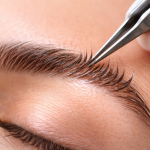 تفاوت زاویه خواب ابروی طبیعی با ابروی کاشته شده چیست؟