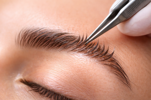 اصلاح جهت رشد ابرو با کاشت